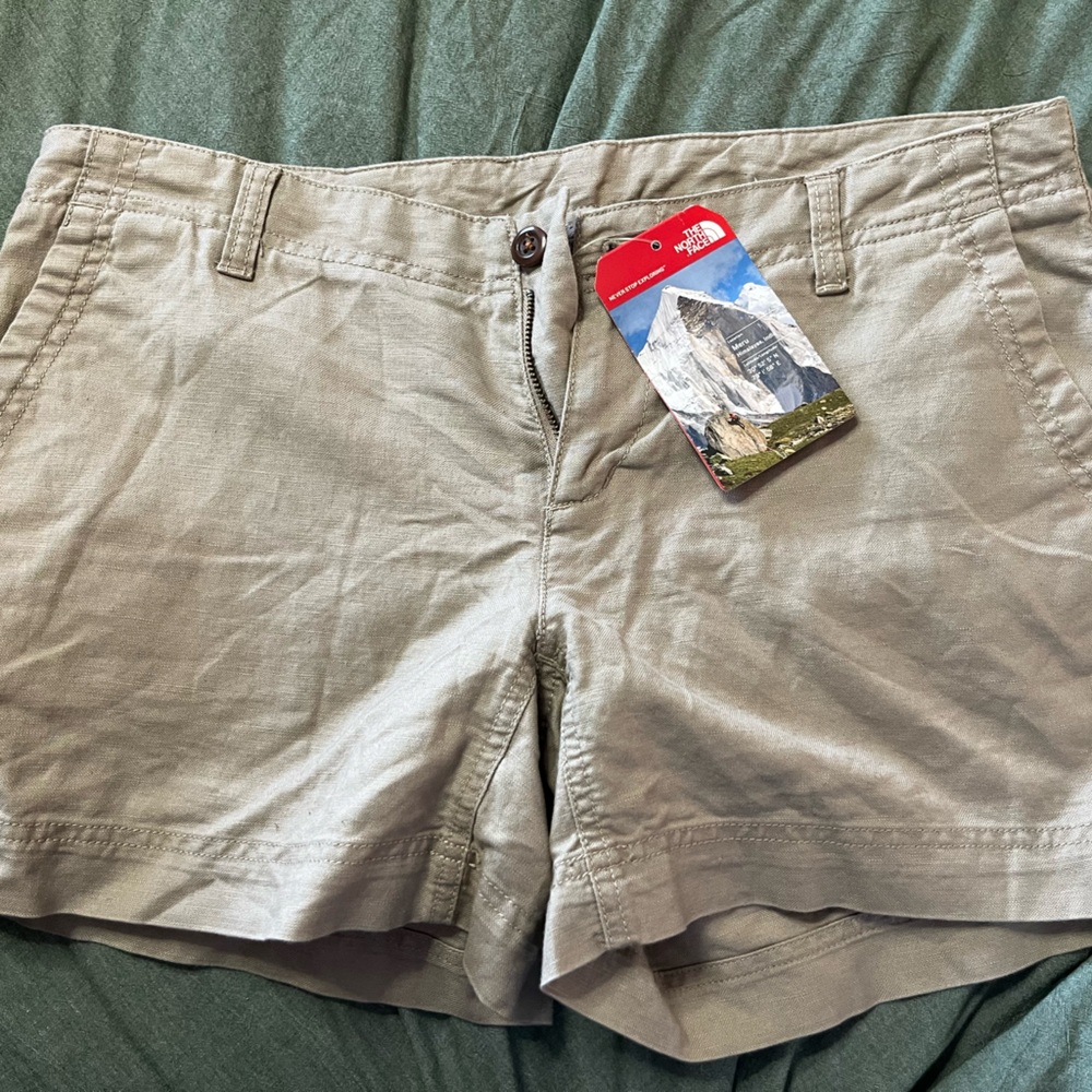 NWT size 6/long North Face maywood short Dune beige